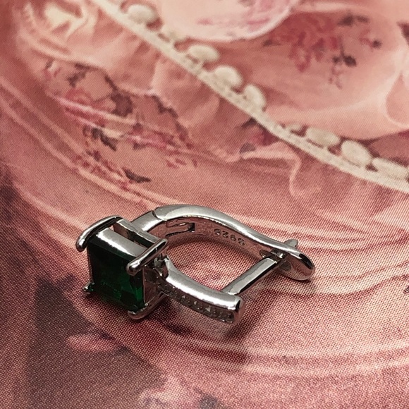 🌟 Emerald Sterling Silver Earring - Picture 4 of 6